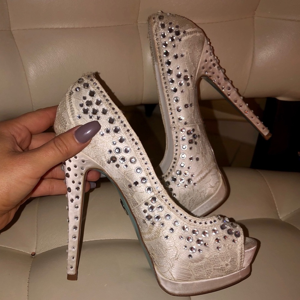 GORGEOUS White Heels NEW NEVER WORN